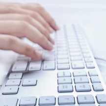 hands-typing-2654109_1920